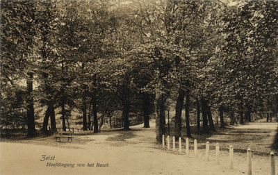 16274 Gezicht op de ingang met loofbomen van het Zeister Bosch te Zeist.